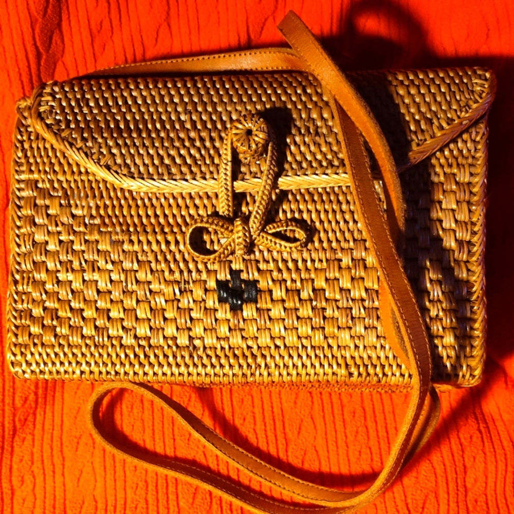 Amerii Crossbody with dustbag. H5.5", W8.5"& D4". Approx 22" Strap drop.